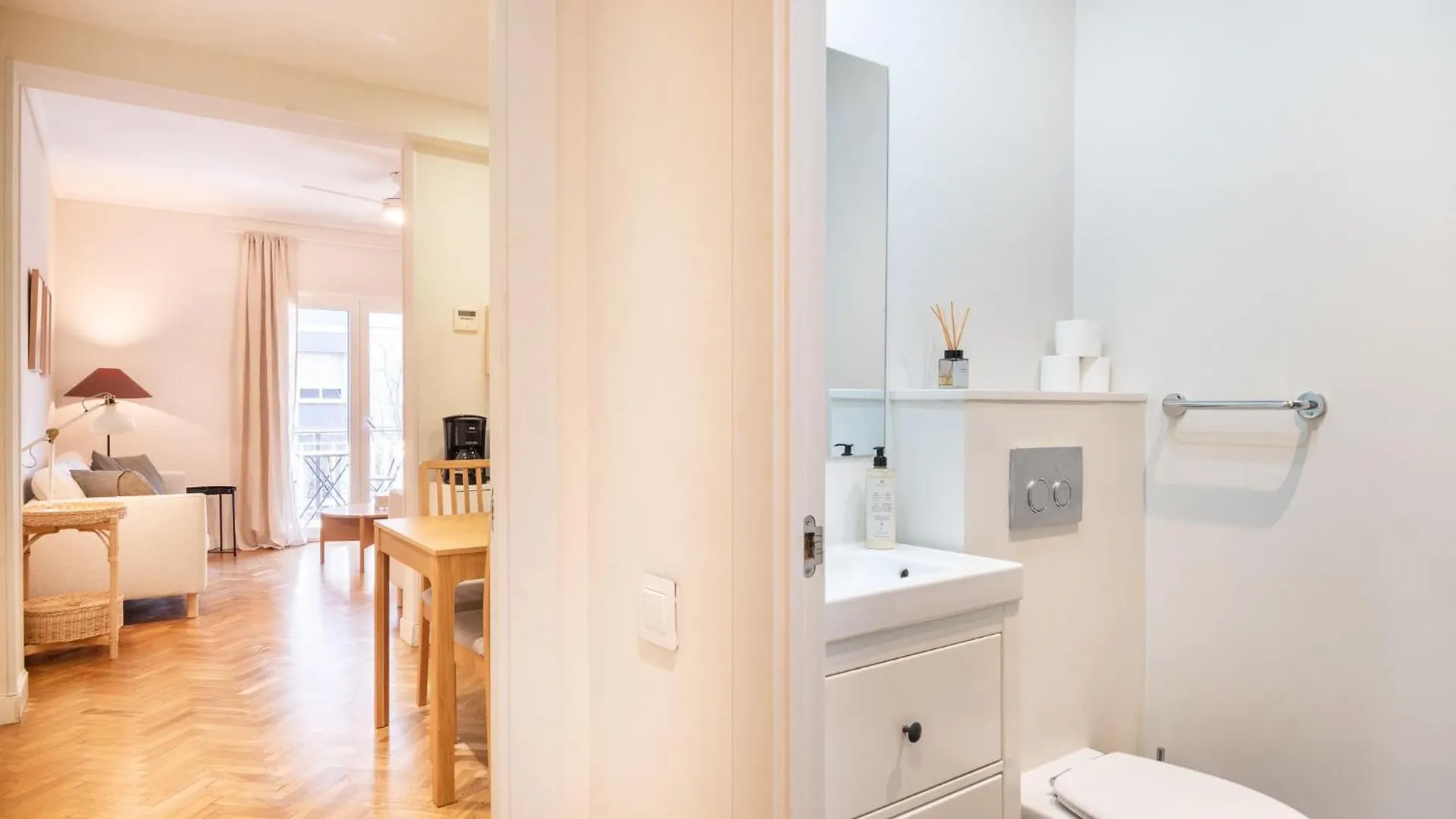 Lägenhet Warmth And Comfort In The Sought-After Eixample Barcelona
