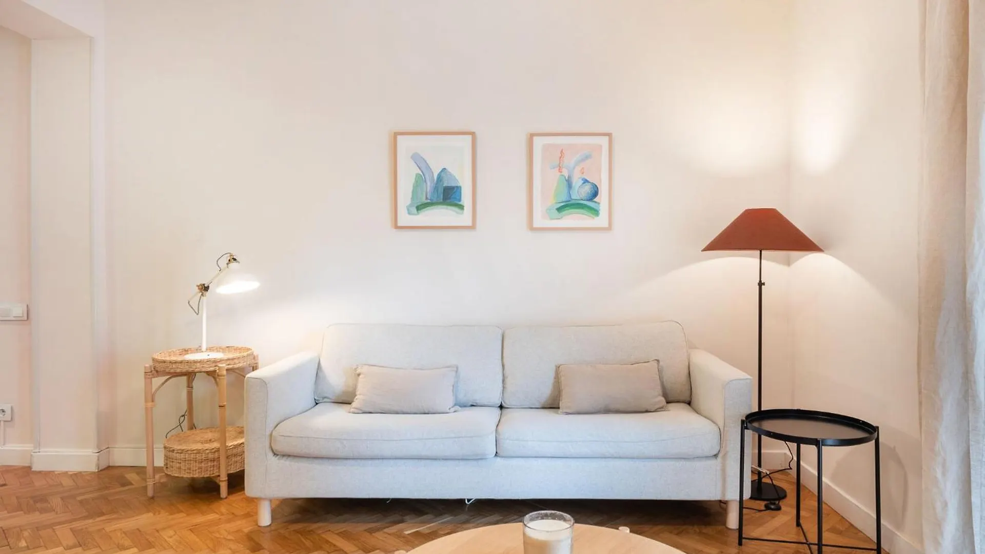 Lägenhet Warmth And Comfort In The Sought-After Eixample Barcelona