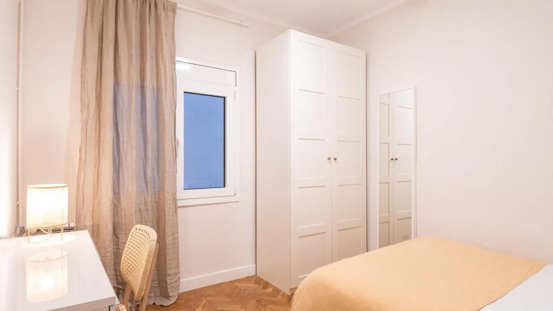 Lägenhet Warmth And Comfort In The Sought-After Eixample Barcelona