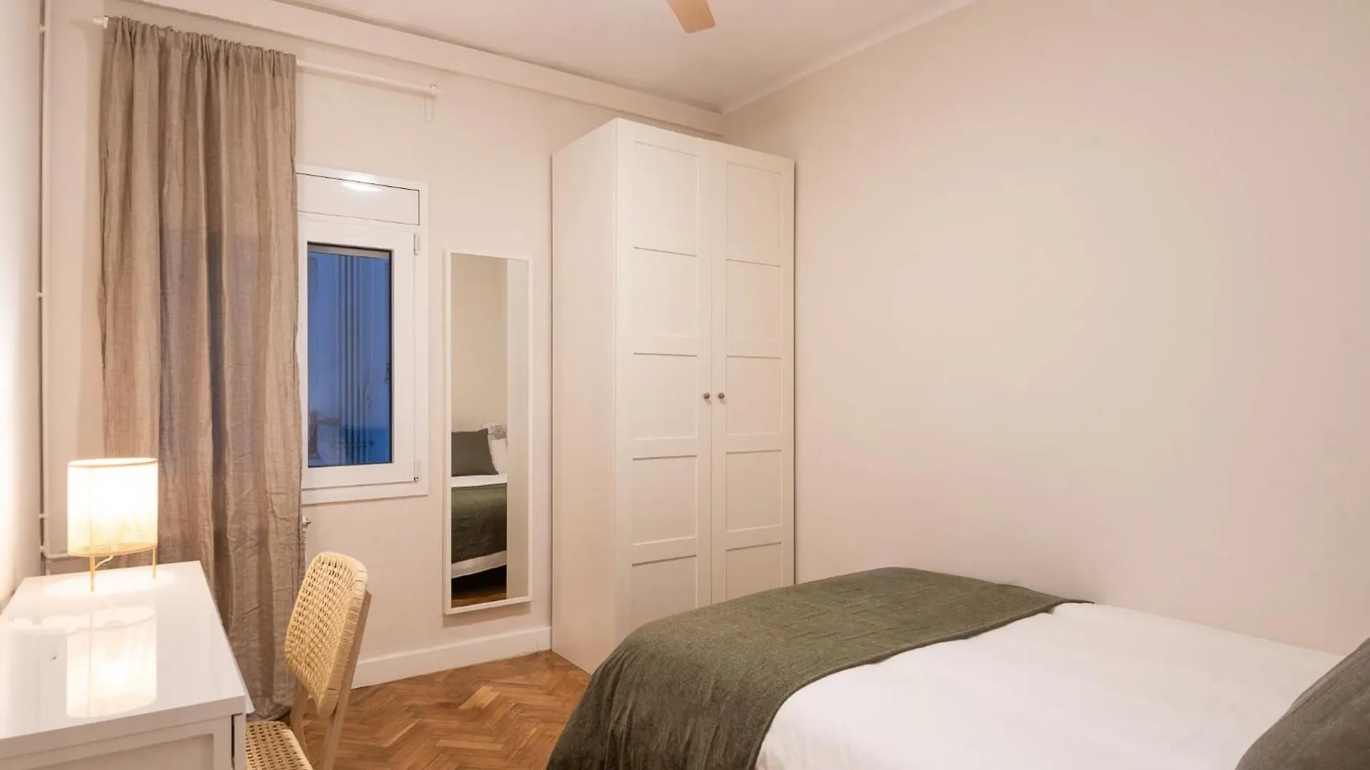 Warmth And Comfort In The Sought-After Eixample Barcelona Lägenhet