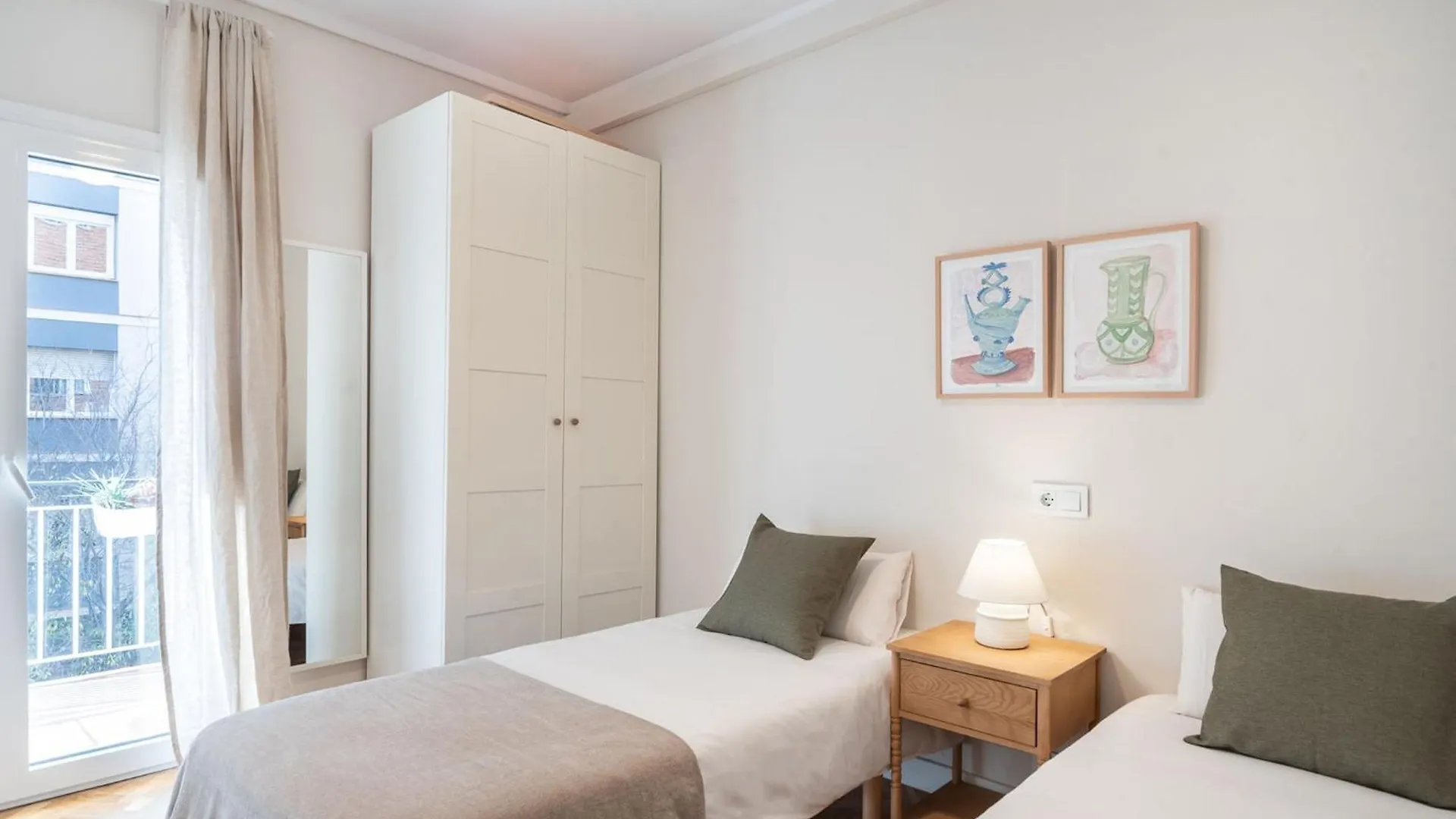 Warmth And Comfort In The Sought-After Eixample Barcelona 0*,  Spanien