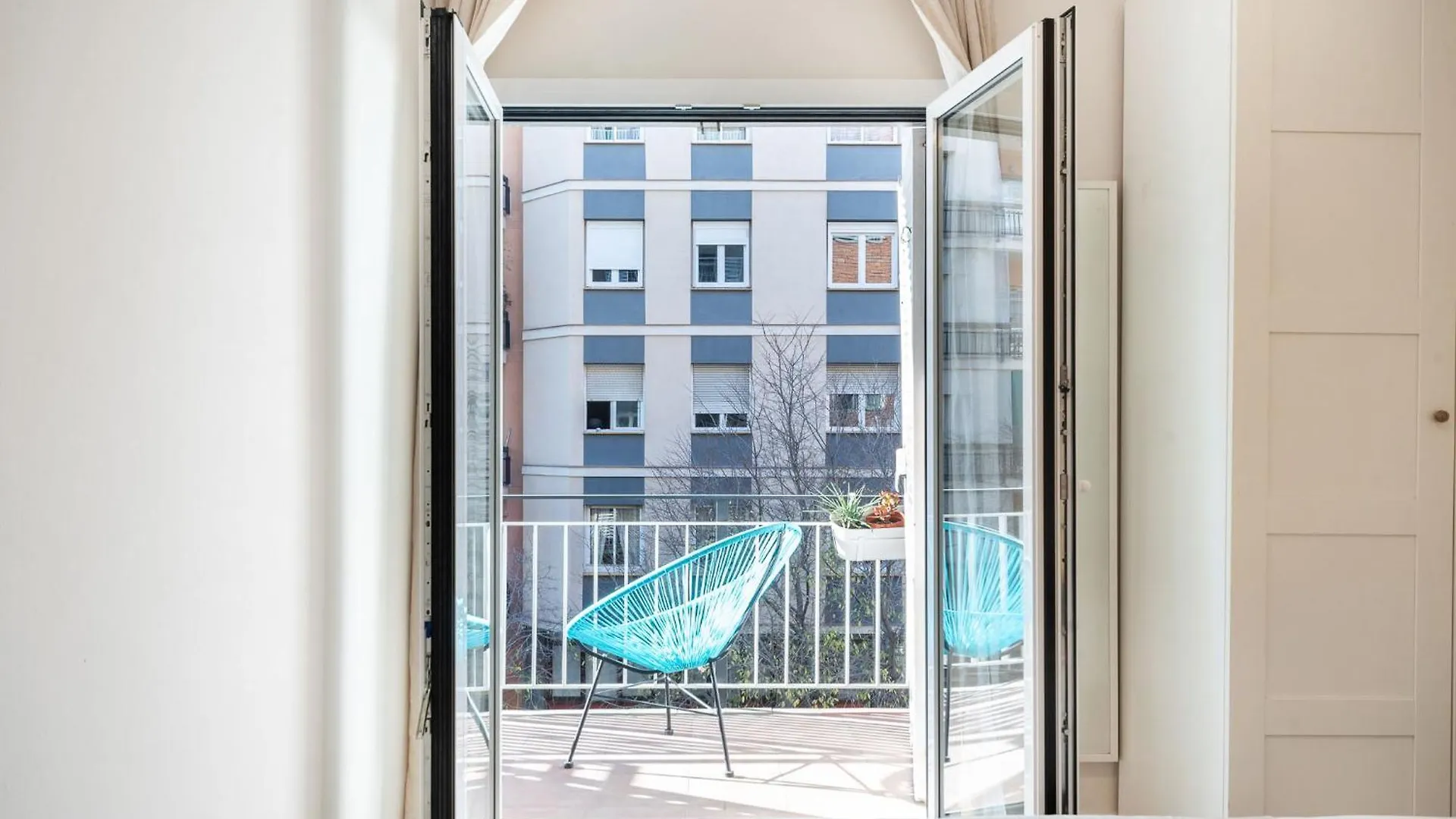 Warmth And Comfort In The Sought-After Eixample Barcelona Lägenhet