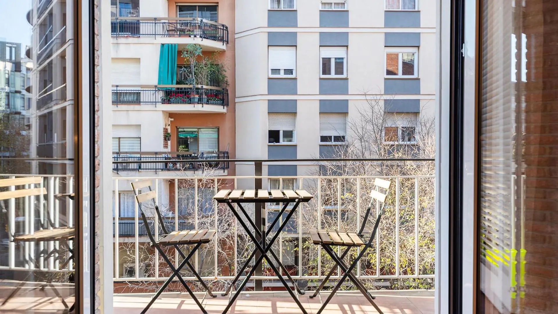 Lägenhet Warmth And Comfort In The Sought-After Eixample Barcelona